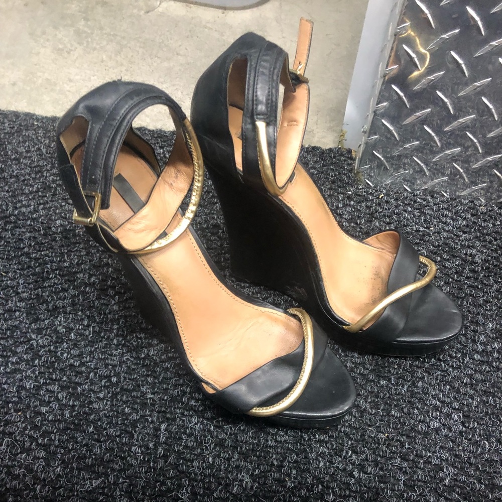 Rachel Zoe black and gold wedge shoes